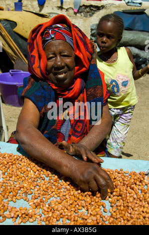 Reisen, Senegal, Dakar, lokale alte, Erdnuss-Verkäufer im Zentralmarkt, Stockfoto