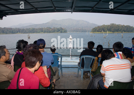 Touristen auf Boot, Periyar See, Periyar Wildlife Sanctuary, Thekkady, in der Nähe von Kumily, Kerala, Indien Stockfoto