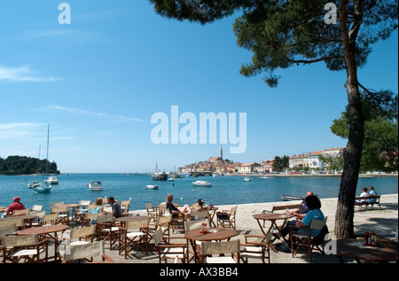 Strand-Cafe mit Blick auf die Altstadt, Rovinj, Istrien, Kroatien Stockfoto