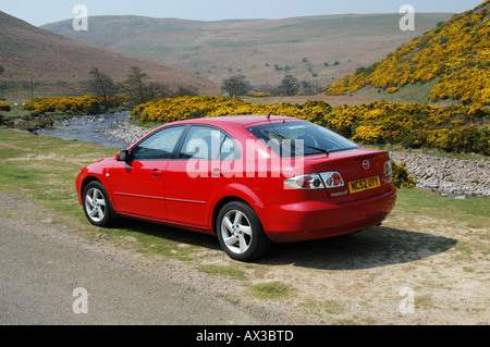 Red mazda 6 Limousine Auto geparkt an der Seite der Straße in der Landschaft in Großbritannien. Stockfoto