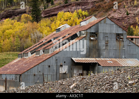 Altbau-Mine und Herbst Aspen Bäume in der Nähe von Telluride, Colorado Stockfoto