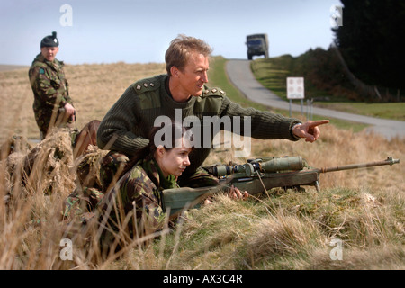 EINE BRITISCHE ARMEE-KAPITÄN WEIST EINEN WEIBLICHEN REKRUTEN AUF EINEM SCHIEßPLATZ IN BRECON WALES WÄHREND EINER SNIPER-SCHULUNG Stockfoto