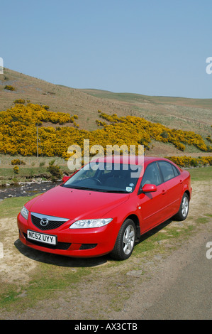 Red Mazda 6 Limousine Auto geparkt an der Seite der Straße in der Landschaft in Großbritannien. Stockfoto