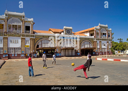 Reisen, Senegal, Dakar, lokalen Jungs spielen Fußball in Straße vor dem Hauptbahnhof, Stockfoto