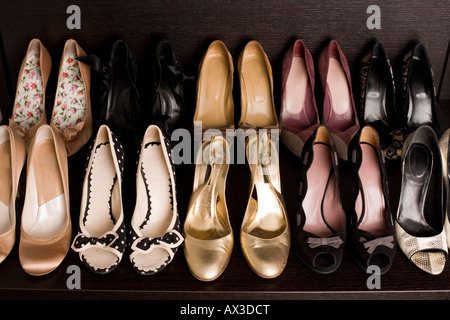 viele Paar Schuhe, die in Reihen angeordnet Stockfoto