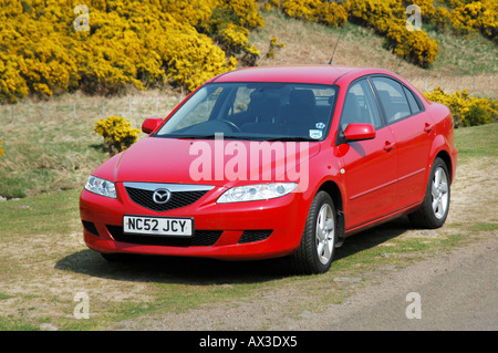 Red Mazda 6 Limousine Auto geparkt an der Seite der Straße in der Landschaft in Großbritannien. Stockfoto