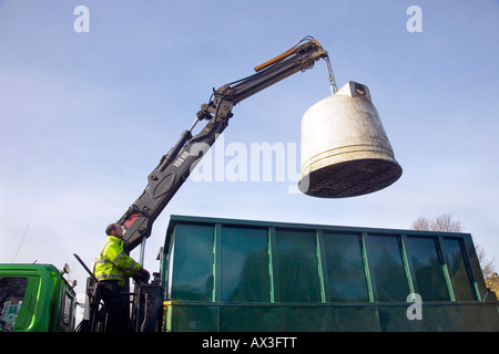 HIAB operator Entleerung der Verwertung: Glas, Lkw, Abfall, Müll, Abfall, Müll, Lkw, Müll, Stadt, Fahrzeug, dump, Umwelt, Glascontainer, Großbritannien Stockfoto