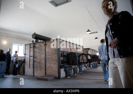 Krematorium, Besucher, Buchenwald Konzentration Lager Museum Gedenkstätte, Weimar, Deutschland Stockfoto