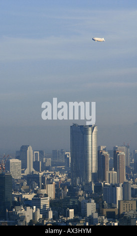 Ein Zeppelin-Luftschiff, das Nippon Airships gehört, die über die Wolkenkratzer von Tokio fliegen, einschließlich Roppongi Hills, Japan Stockfoto