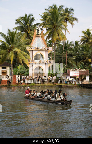 Schülerinnen und Schüler pendeln in einem Kanu, Kuttamangalam, Kainakary Dorf, Alleppey District, Kerala, Indien Stockfoto