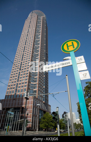 Messeturm und u-Bahnstation, Frankfurt Am Main, Deutschland Stockfoto