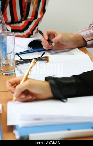 Studenten auf dem Seminar #4 (Schreiben Schüler Hände zum Seminar) Stockfoto