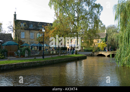 Das malerische Dorf Bourton auf dem Wasser in den Cotswolds Stockfoto