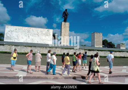 Beschriftung Kuba Touristen Fuß vorbei an der STATUE zu CHE GUEVARA IN SANTA CLARA Foto Julio Etchart Fotograf Julio Etchart Stockfoto