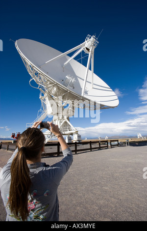 Kamera-Girl am Very Large Array auf den Ebenen von San Agustin fünfzig Meilen westlich von Socorro, New Mexico USA Stockfoto