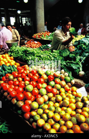 Madeira, Funchal, Marktstand auf dem Mercado Dos Lavradores / Arbeitnehmer Markt in Funchal. Stockfoto