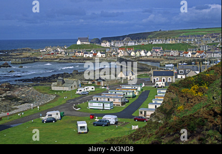 Findochty Stadt und Hafen-Bereich mit Caravan Park im Vordergrund. Stockfoto