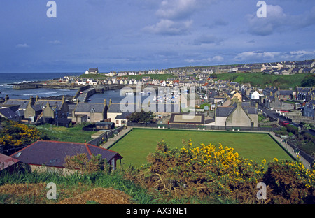 Findochty Stadt und Hafen-Bereich in Findochty Moray Schottland mit Bowling Green im Vordergrund. Stockfoto