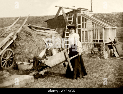 Gärtner, die Spaß an ihrer Zuteilung c.1900 Stockfoto