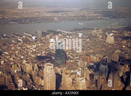 Skyline von New York in den Dunst vom Empire State Building Blick nach Westen in Richtung des Hudson River, ca. 1950 Stockfoto