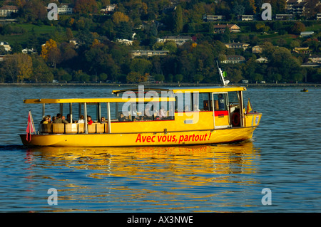 Ein Schweizer solarbetriebenen Wasserbus, genannt eine Mouette Einspielergebnis Genfersee (Lac Leman) in der Stadt Genf. Stockfoto