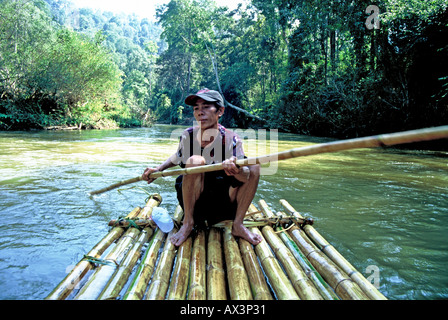 Thailand, Provinz Chiang Mai, Nordthailand, Chiang Mai - Bambus rafting auf dem Fluss im Dschungel nördlich von Chaing Mai. Stockfoto