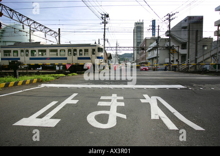 Zug-Kreuzung in Nagazaki, Japan Stockfoto