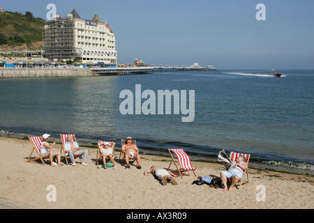 Rentner, entspannen und Sonnenbaden am Strand von Llandudno Stockfoto