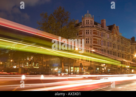 Ampel-Radwege in der Dämmerung. Holborn, London, England Stockfoto
