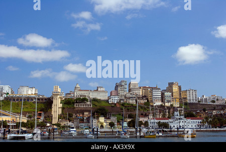 Brasilien, Bahia, Salvador. Innerhalb der historischen Altstadt, ein UNESCO-Weltkulturerbe, der Blick vom Meer entfernt. Stockfoto