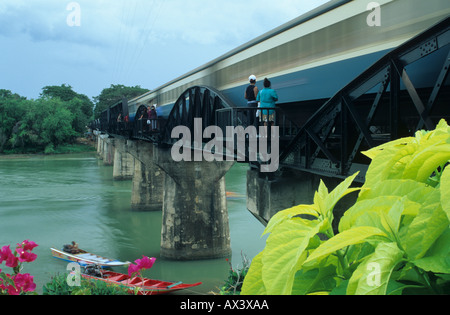 Ein Personenzug überquert die berühmte Brücke am Kwai in Kanchanaburi, Thailand Stockfoto