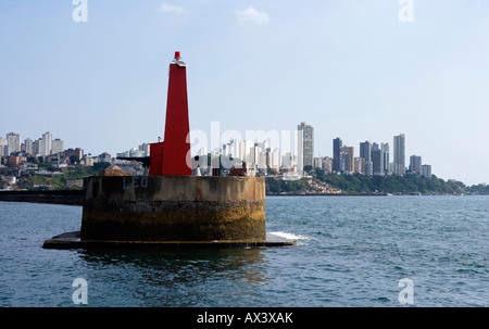 Brasilien, Bahia, Salvador. Innerhalb der historischen Altstadt, ein UNESCO-Weltkulturerbe, der Blick vom Meer entfernt. Stockfoto