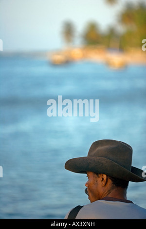 Brasilien, Bahia, Boipeba Insel Tinhare Archipel. Ein Fischer sitzt beobachtet den Kanal zwischen Tinhare und Boipeda Inseln. Stockfoto