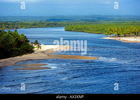 Brasilien, Bahia, Boipeba Insel. Der Kanal zwischen der Tinhare und Boipeda auf Brasiliens bahianischen Atlantikküste aus der Luft.