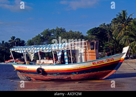 Brasilien, Bahia, Boipeba Insel. Eine Fähre verbindet die Inseln wird am Strand vor Palmen festgemacht.