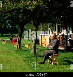 Cheshire Cholmondeley Dorf Cricket Zuschauer auf dem Cholmondeley Burggelände Stockfoto