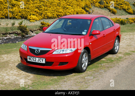 Red mazda 6 Limousine Auto geparkt an der Seite der Straße in der Landschaft in Großbritannien. Stockfoto