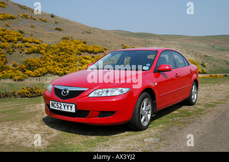 Red Mazda 6 Limousine Auto geparkt an der Seite der Straße in der Landschaft in Großbritannien. Stockfoto