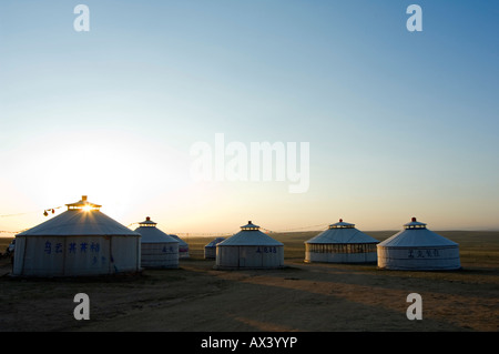 China, Innere Mongolei Provinz, Xilamuren Grasland. Sunrise auf eine Jurte Nomadenzelten. Stockfoto