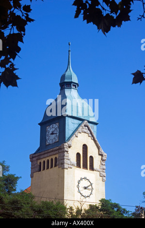 China, Provinz Shandong, Qingdao-Stadt. Eine protestantische Kirche Uhrturm in Qingdao ist Gastgeber der Olympischen Spiele 2008. Stockfoto