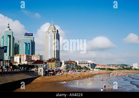 China, Provinz Shandong, Qingdao-Stadt. Moderne Wolkenkratzer im Badeort am Meer. Stockfoto