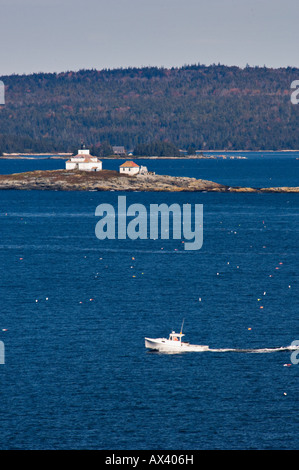 Angelboot/Fischerboot Segeln vorbei an Egg Rock Leuchtturm und Maine Lobster Bojen Mount Desert Island Stockfoto