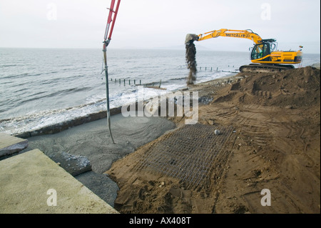 Reparatur ein Loch in der Straße in der Nähe von Allonby, Cumbria, verursacht durch extremen stürmen die Ufermauer wodurch es zum Einsturz zu untergraben Stockfoto