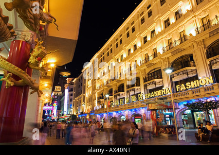 China, Shanghai. Beleuchtete Gebäude und Fußgänger in Nanjing DongLu shopping-Paradies. Stockfoto