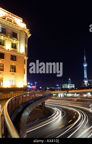 China, Shanghai, Pudong New Area. Auto leichte Wanderwege auf den Bund und den Oriental Pearl Tower im Hintergrund beleuchtet. Stockfoto