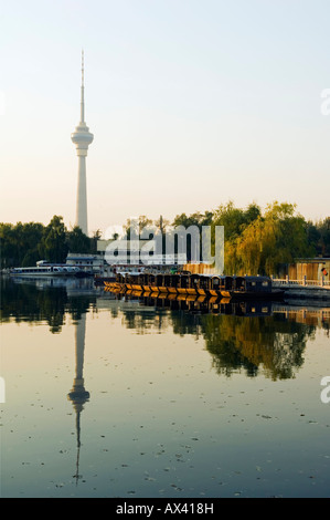 China, Peking. Die CCTV (China Central Television) Turm spiegelt sich in den Fluss im Yuyuantan Park. Stockfoto