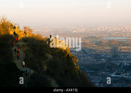 China, Peking. Ein Panoramablick auf die Stadt-Blick vom Fragrant Hills Park. Stockfoto