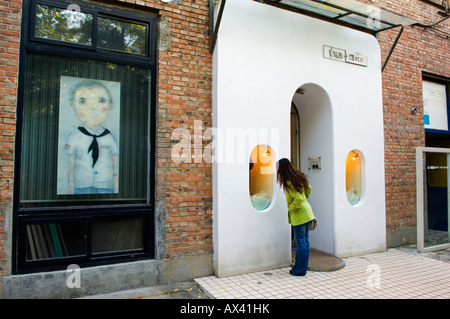 China, Peking. Ein Mädchen außerhalb einer Kunstgalerie in Factory 798 Art District. (MR). Stockfoto