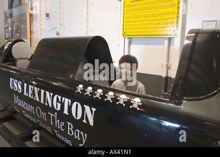 Exponate auf US Marine Flugzeugträger USS Lexington nun ein schwimmendes Museum vor Anker in Corpus Christi Bay Texas TX USA Stockfoto