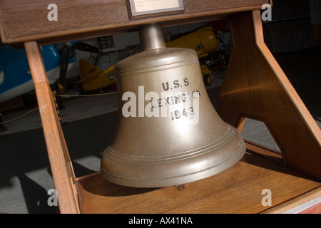 Schiffsglocke der ehemaligen US Navy Flugzeugträger USS Lexington nun ein schwimmendes Museum im Korpus verankert Stockfoto